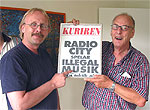 Var det verkligen illegal som Radio City spelade? Eller bara elakt phopp frn lokaltidningen? Hasse och Lennart skrattar gott t lpsedeln.