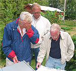 Gthe verkar ha bekymmer (myggen). Jan Grlin och Claes Olsson tittar p ngra verifikationer.