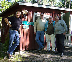 Lennart Deimert SM5YLO, Jan Malmesj, Claes Olsson och Jan-Erik Jrlebark SM4WKT framfr DX-QTH:t.