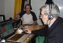 John JOE Ekwall framfr datorn med sin sprillans nya SDR-14.