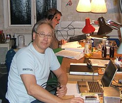 Lennart Deimert framfr datorn och SDR-14. I bakgrunden Janne Malmesj.