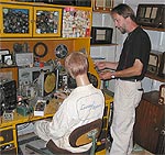 Karl-Arne Blom samspråkar min sin radioservice-kollega som verkar ha fastnat .....