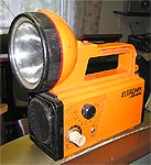 Ljudlyktan - ficklampa med inbyggd radio (AM+FM). Något för de mörkrädda eller kanske för utedasset?