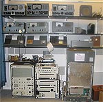 ldre radioutrustning frn Stand Raio Fabriken och ngra (fungerande) NAVTEX-mottagare