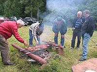 Grillning p en mycket avancerad (och brcklig) grill. Men bra blev det!