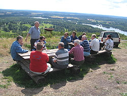 Samling vid Toppstugen på Kvarntorpsberget.