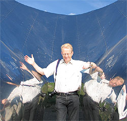 Bo Hellman frsker bttra p solbrnnan i ett av konstverken som "samlar" upp solen ljus. 