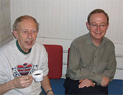 Kaffedrickande Gran Bayard och Magnus Jespersson.