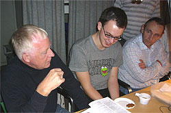 Eric Sderman flankerad av de gamla (?) radiorvarna Claes Olsson och rolf Samuelsson.