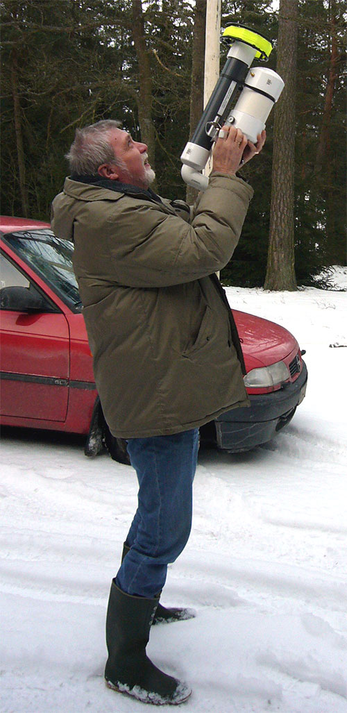 Janne Malmsj testar The Antenna Launcher - tennisbollskanonen som drivs med luft.