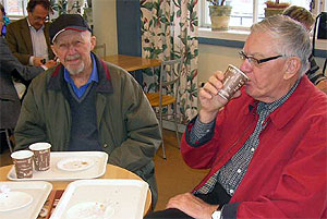 Gott med kaffe. Ejgil Jensen och Bo Gustavsson.