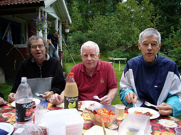 Thomas Tevemark, Claes Olsson och Sigvard Andersson hugger in p maten.