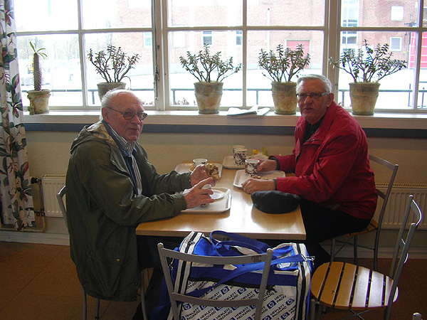 Bo Samuelsson, Linkping och Bo Gustavsson, Borensberg strker sig med kaffe och bulle innan rundvandringen.