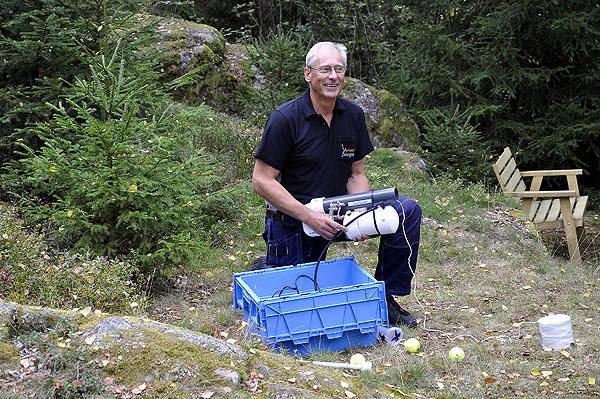 Lennart med sin tennisboll-kanon. Perfekt fr antennlinor.