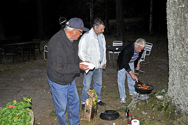 Bosse Gustavsson, Lennart Weirell och Claes Olsson vid grillen.