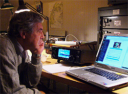 John Ekwall lyssnar p sndningen frn Radio St Helena samtidigt som han kollar p chatten.