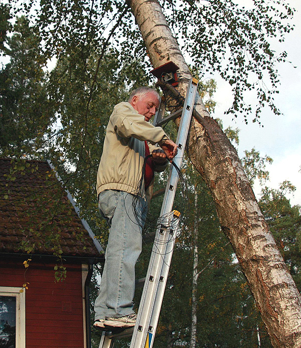 Classe monterar upp holken - dvs ldan med antenntransformatorn.