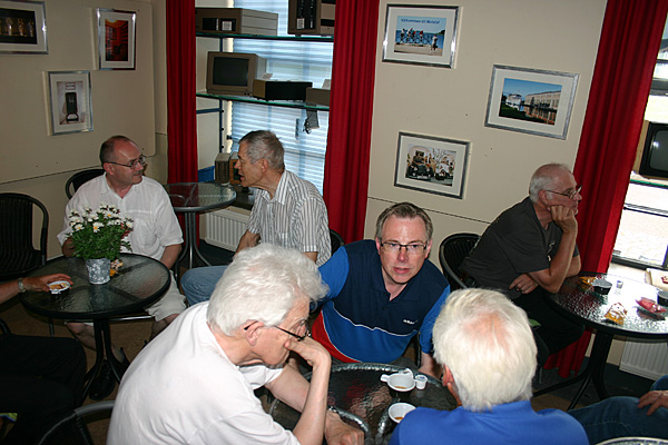 Gemytlig samvro i Radiomuseets cafeteria