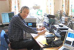 Sigvard Sigge Andersson under en av sina DXpeditioner till Parkalompolo. Frn vnster PC med WinRadio 313i, ICOM IC-756proIII, AOR AR-7030, ICOM R-9000 samt flera MiniDisc-dck fr inspelning (Klicka fr stor bild).
